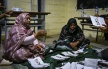 Dépouillement des bulletins de vote à l'issue de l'élection présidentielle, le 29 juin 2024 à Nouakchott, en Mauritanie