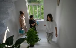 Chen Yani (d), fondatrice du gîte rural "L'Univers imaginaire de Keke", montre aux nouvelles invitées leurs chambres, le 14 juillet 2025 à Hangzhou, dans la province du Zhejiang, dans l'est de la Chine
