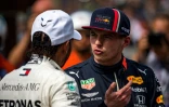 Le Néerlandais Max Verstappen (Red Bull/d) parle avec Lewis Hamilton (Mercedes) après les qualifs pour le GP de Monaco, le 25 mai 2019