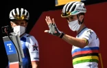 Le coureur français de Quick-step Julian Alaphilippe (à droite) avant le départ de la 5e étape du Tour d'Espagne, entre Irun et Bilbao, le 24 août 2022.
