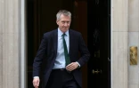 Le ministre britannique de la Défense Dan jarvis à la sortie du 10 Downing Street à Londres, le 12 juin 2026