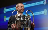 Le président de l'UEFA Aleksander Ceferin brandit le trophée de la Ligue des champions lors de la cérémonie du tirage au sort à Nyon, le 21 avril 2017