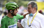 Le Britannique Mark Cavendish reçoit les félicitations de la légende belge Eddy Merckx avant le départ de la 19e étape du Tour de France, entre Mourenx et Libourne, le 16 juillet 2021