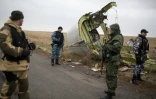 Des soldats pro-Russes et des enquêteurs sur les lieux du crash du vol MH17, près de Grabove, le 11 novembre 2014, dans l'est de l'Ukraine