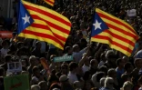 Des manifestants brandissent des  "esteladas", le drapeau rouge et jaune avec une étoile blanche sur fond bleu des indépendantistes catalans, le 21 octobre 2017 à Barcelone