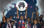 Photo d'archives montant le défenseur du club de football Paris Saint-Germain, Thiago Silva, célébrer la victoire en championnat de ligue un en France, le 18 mai 2019.
