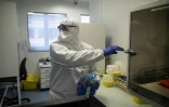 Un laborantin à l'hôpital Henri Mondor de Créteil, le 6 mars 2020