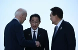 Le président américain Joe Biden (g), le Premier ministre japonais Fumio Kishida (c) et le président sud-coréen Yoon Suk Yeol au sommet du G7 à Hiroshima, le 21 mai 2023 au Japon,