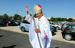 Mgr François Touvet, l'évêque de Châlons-en-Champagne, célèbre une messe en plein air devant des automobilistes garés sur un parking, le 17 mai 2020