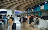Des voyageurs au terminal 2 de l'aéroport d'Helsinki, le 19 août 2022 en Finlande