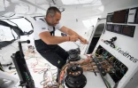 Le skipper français Fabrice Amedeo à bord de son monocoque, le 26 juin 2020 au large de La Trinité-sur-Mer