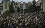 Des étudiants rassemblés à l'université de Skopje lors d'une cérémonie commémorative au lendemain de l'incendie qui a ravagé une discothèque à Kocani, tuant 59 personnes, le 17 mars 2025 en Macédoine du Nord