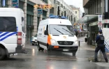 L'arrivée d'experts sur un centre commercial visé par une alerte à la bombe à Bruxelles, le 21 juin 2016