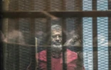 Photo d'archives montrant l'ancien président égyptien Mohamed Morsi lors de son procès au Caire, le 23 avril 2016