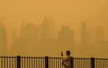 La fumée des feux de forêt au Canada recouvre la ville de New York, le 7 juin 2023