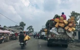 Des personnes déplacées par la guerre quittent les camps situés à la périphérie de Goma, le 2 février 2025.

