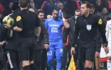 Le meneur de jeu de l'OM Dimitri Payet, touché par une bouteille d'eau jetée par un Lyonnais du virage nord, le 21 novembre 2021 au Groupama Stadium, en clôture de la 14e journée de Ligue 1