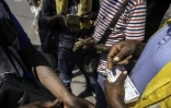 Des billets rwandais et congolais dans les mains de changeurs à Goma, en RDC, le 14 janvier 2026