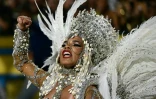 La reine de batterie de l'école de samba Imperatriz Leopoldinense défile au carnaval de Rio au sambodrome, le 3 mars 2025