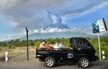 Un véhicule passe devant le volcan Agung, sur l'île indonésienne de Bali, le 27 septembre 2017