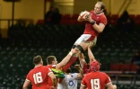 L'expérimenté gallois Alun Wyn Jones à la réception d'une touche face aux Anglais en Six Nations, le 27 février 2021 à Cardiff
