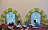 Des jeunes musulmans indonésiens lisent le Coran, le 6 juin 2016 dans une mosquée à Tangerang en ce premier jour du mois de ramadan