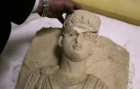 Une photo prise au Musée national de Damas le 1er mars 2017 montre un buste rare sauvé du groupe État islamique dans la ville antique de Palmyre, en attente d'être restauré

