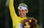 Le maillot jaune slovène Tadej Pogacar tout sourire sur le podium pour célébrer son cinquième sacre au Tour de France à l'issue de la 21e et dernière étape de l'édition 2026 à Paris le 26 juillet 2026