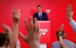 Le Premier ministre espagnol Pedro Sanchez répond aux questions des journalistes lors d'une conférence de presse au siège du PSOE, le 12 juin 2025 à Madrid
