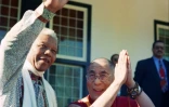 Le Dalaï Lama (d) et le président sud-africain Nelson Mandela au Cap, le 22 août 1996