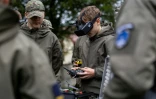Un élève d'une école militaire de Pologne s'entraîne au pilotage de drone de type FPV (first-person-view), à Legnica le 8 octobre 2025