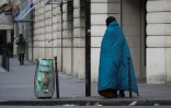 Un SDF le 30 novembre 2017 à Paris où un froid sibérien est attendu dans les prochains jours 