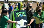 Des partisans du président Jair Bolsonaro manifestent en faveur de l'impression de reçus en papier après chaque vote électronique, le 1er août 2021 à Brasilia