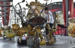 Un employé travaille sur une tortue mécanique dans le "Carrousel des Mondes Marins" à Nantes, le 20 juin 2017