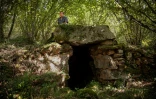 André Bargues, ancien maire de Marminiac (sud-ouest), le 30 juillet 2020 au-dessus de l'entrée d'une grotte creusée par Jean-Marie Massou dans la forêt de Marminiac