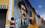 Portrait de José Gregorio Hernandez (1864-1919), "le médecin des pauvres" et héros national vénézuélien le 30 avril 2021 dans une rue de La Pastora, son quartier à Caracas, pendant sa cérémonie de béatification