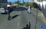 Cette capture d'écran, tirée d'une vidéo diffusée tard dans la soirée du 29 avril 2026, montre des images de caméra-piéton sur lesquelles la police braque ses tasers sur un homme (C) tenant un couteau dans la rue avant de l'arrêter dans le quartier de Golders Green, au nord de Londres