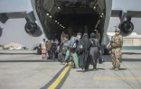 Des Afghans montent à bord d'un Boeing C-17 de l'US Air Force, le 23 août 2021 à l'aéroport de Kaboul