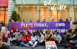 Manifestation contre le Black Friday à Bordeaux devant l'entrée des Galeries Lafayette, le 29 novembre 2019