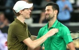 L'Italien Jannik Sinner congratule Novak Djokovic après la demi-finale de l'Open d'Australie remportée par le Serbe, le 30 janvier 2026 à Melbourne