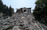 Des secouristes ukrainiens travaillent dans les décombres d'un immeuble de Zaporijjia, dans le sud-est de l'Ukraine, touché par une frappe russe le 10 octobre 2026