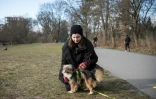 Uschi et sa nouvelle maîtresse, Annelie Salomon, dans un parc de Berlin le 19 mars 2021