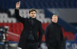 Mauricio Pochettino donnant des consignes Ă ses joueurs lors du 8e de finale retour de Ligue des champions contre le FC Barcelone, le 10 mars 2021 au Parc des princes Ă Paris.