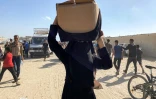 Une femme emporte un carton d'aide distribué par la Fondation humanitaire de Gaza, à Rafah, dans le sud de la bande de Gaza, le 27 mai 2025
