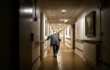 Une résidente de l'Ehpad La résidence de l'Abbaye à Saint-Maur-des-Fossés, près de Paris, dans un couloir de l'établissement le 22 mars 2021
