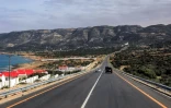 Des véhicules sur la route côtière reconstruite dans la ville de Derna, dans l'est de la Libye, le 15 mai 2026, suite aux efforts de reconstruction