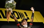 Jonas Vingegaard célèbre sa victoire à l'issue de la 11e étape du Tour de France au sommet du col du Granon le 13 juillet 2022