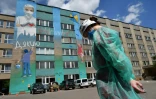 Fresque sur la façade de l'hôpital de Lviv pour remercier le personnel soignant, le 1er juillet 2020