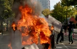 Des manifestants brûlent des cartons lors d'affrontements avec des policiers à Tirana, le 15 octobre 2026 en Albanie
