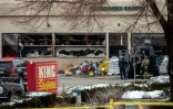 Une unité d'intervention de police devant le supermarché où a eu lieu une fusillade, à Boulder, dans le Colorado, le 22 mars 2021